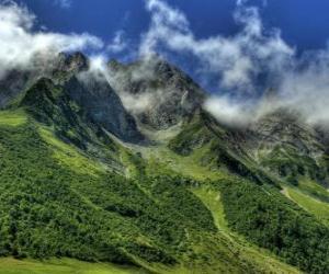 yapboz Albay des Aravis Fransız Alpleri&#039;nde bir dağ geçidinde